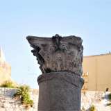 Dettaglio di una delle colonne: il capitello a motivi vegetali